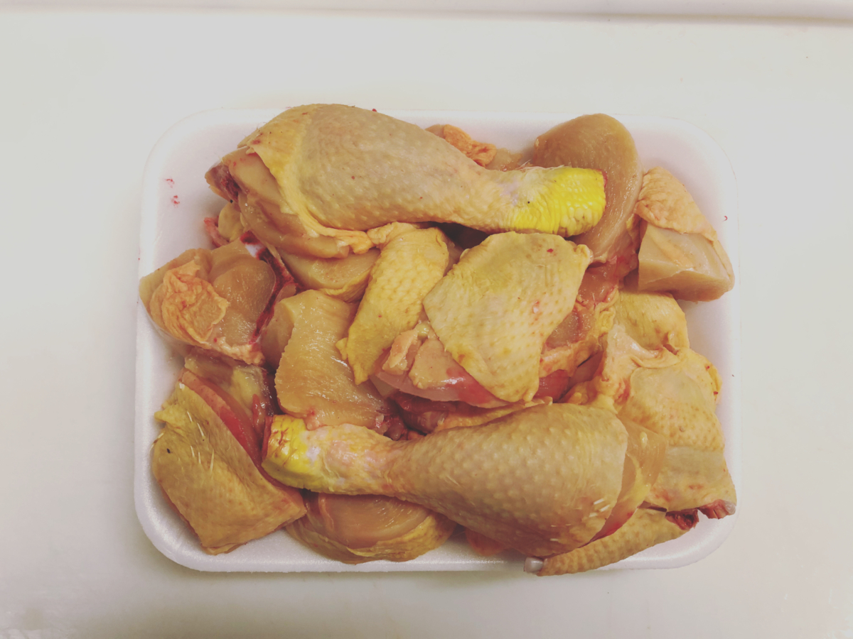 1 Pollo a pezzi nazionale senza testa, zampe e frattaglie Kg 2,5 (prezzo al kg 7,99 euro)