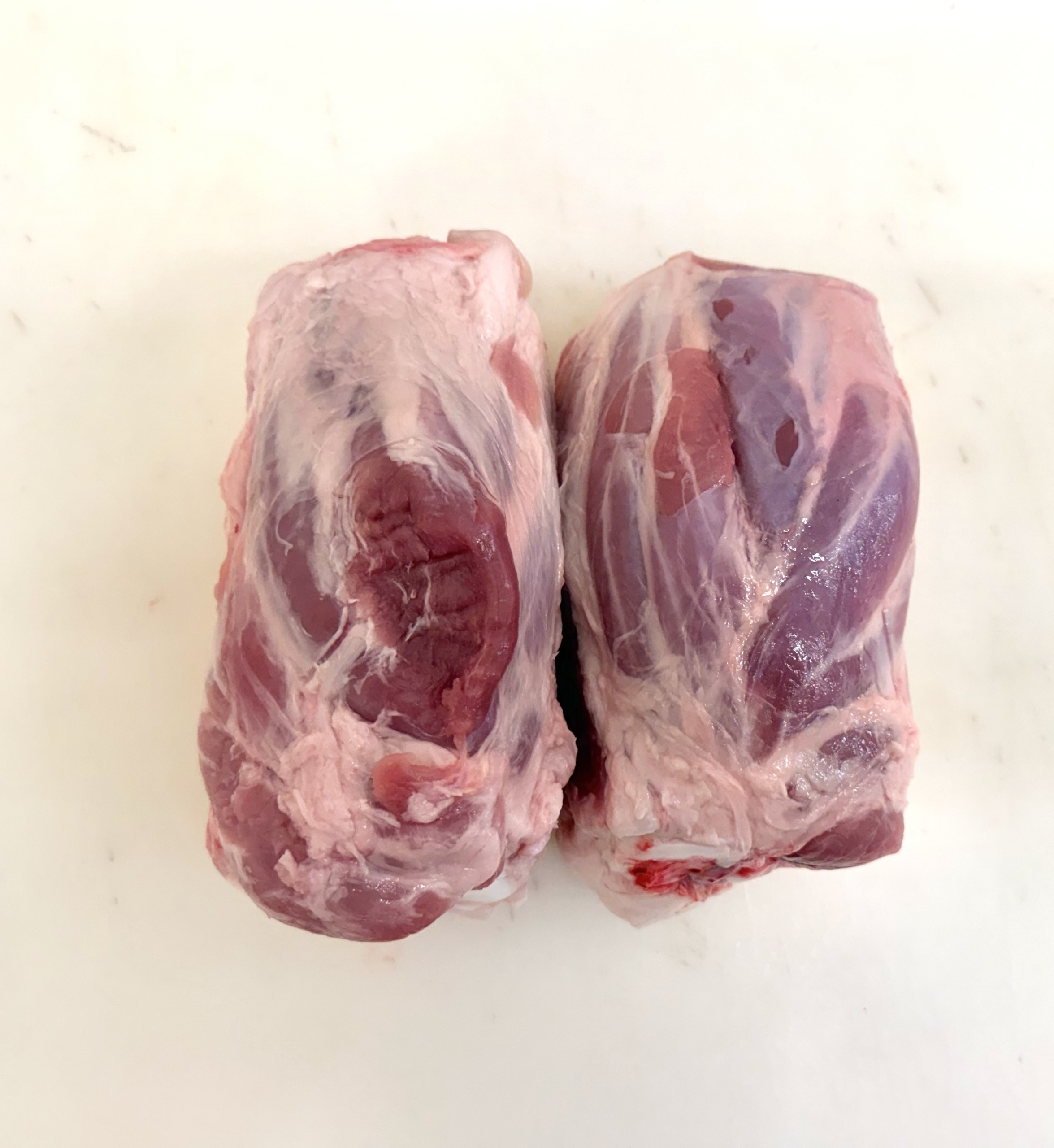 Stinco di prosciutto di suino nazionale (€8.90il kg, in confezione sottovuoto )